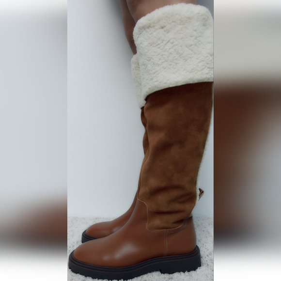 BNWT! Over-the-knee leather boot with fleece trim - Picture 4 of 7